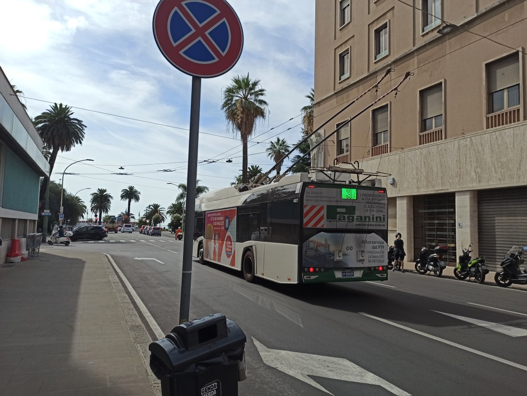 Obus Nr. 827 vom polnischen Typ Solaris Trollino 12 auf der Via Venti Settembre